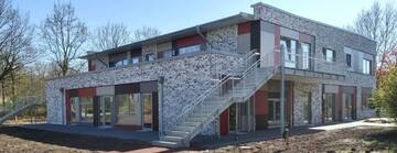 Neubau einer Kindertagesstätte in Henstedt-Ulzburg &lt;br /&gt;Bauzeit: 2018-2020 &lt;br&gt;Leistungsspektrum: HOAI Phase: 1-7